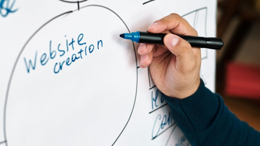 close-up-of-a-man-creating-a-mindmap-on-a-whiteboard